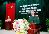 Đảng bộ Trường Trung cấp Kỹ thuật Tăng thiết giáp tổ chức Lễ trao tặng Huy hiệu 30 năm tuổi Đảng