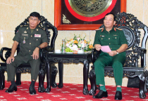 Đoàn cán bộ Bộ Tư lệnh Tăng, Lục quân Quân đội Hoàng gia Campuchia thăm và làm việc tại Binh chủng Tăng thiết giáp