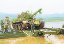 Lữ đoàn xe tăng 215 tổ chức diễn tập CH-TM 1 bên 1 cấp trên bản đồ và ngoài thực địa, có một phần thực binh