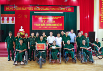 Thăm, tặng quà Trung tâm Điều dưỡng người có công tỉnh Phú Thọ