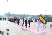 Binh chủng Tăng thiết giáp báo công dâng Bác