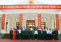 Lữ đoàn xe tăng 215 và Tạp chí Cộng sản giao lưu VHVN, TDTT, tặng quà đối tượng chính sách nhân kỷ niệm 80 năm ngày thành lập QĐND Việt Nam