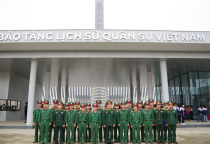 Cán bộ, chiến sĩ Lữ đoàn TTG 202, Binh chủng TTG  tham quan Bảo tàng lịch sử Quân sự Việt Nam