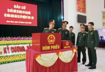 Lữ đoàn TTG 202 làm tốt công tác chuẩn bị và hướng dẫn cử tri nghiên cứu danh sách bầu cử tại điểm bầu cử số 3, khu vực bầu cử số 13