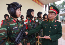 Thủ trưởng Bộ Tư lệnh thăm, kiểm tra Đại đội Chiến sĩ Tăng thiết giáp