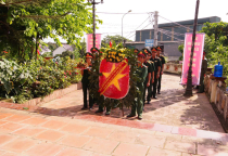 Tiểu đoàn Vận tải 987 tổ chức dâng hương và đặt vòng hoa viếng Nghĩa trang liệt sĩ, tặng quà thân nhân Liệt sĩ