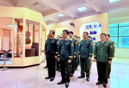 Đoàn cán bộ, chiến sĩ cơ quan Bộ Tư lệnh dâng hương tại Bảo tàng Lực lượng Tăng thiết giáp; thăm, chúc tết lực lượng trực sẵn sàng chiến đấu thuộc Lữ đoàn xe tăng 201 tại Lữ đoàn 144/Bộ Tổng Tham mưu