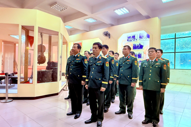 Đoàn cán bộ, chiến sĩ cơ quan Bộ Tư lệnh dâng hương tại Bảo tàng Lực lượng Tăng thiết giáp; thăm, chúc tết lực lượng trực sẵn sàng chiến đấu thuộc Lữ đoàn xe tăng 201 tại Lữ đoàn 144/Bộ Tổng Tham mưu