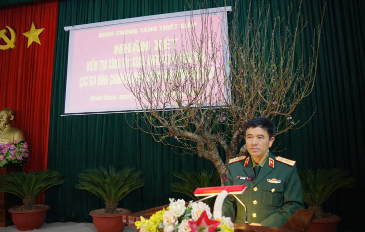 Binh chủng Tăng thiết giáp kiểm tra công tác sẵn sàng chiến đấu, chúc tết và tặng quà các gia đình chính sách tại Lữ đoàn Tăng thiết giáp 202