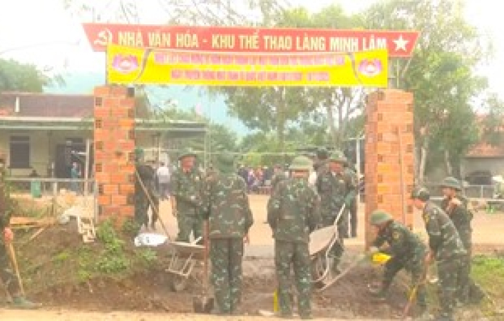 Lữ đoàn 215 làm công tác dân vận tại xã Nghĩa Lâm 