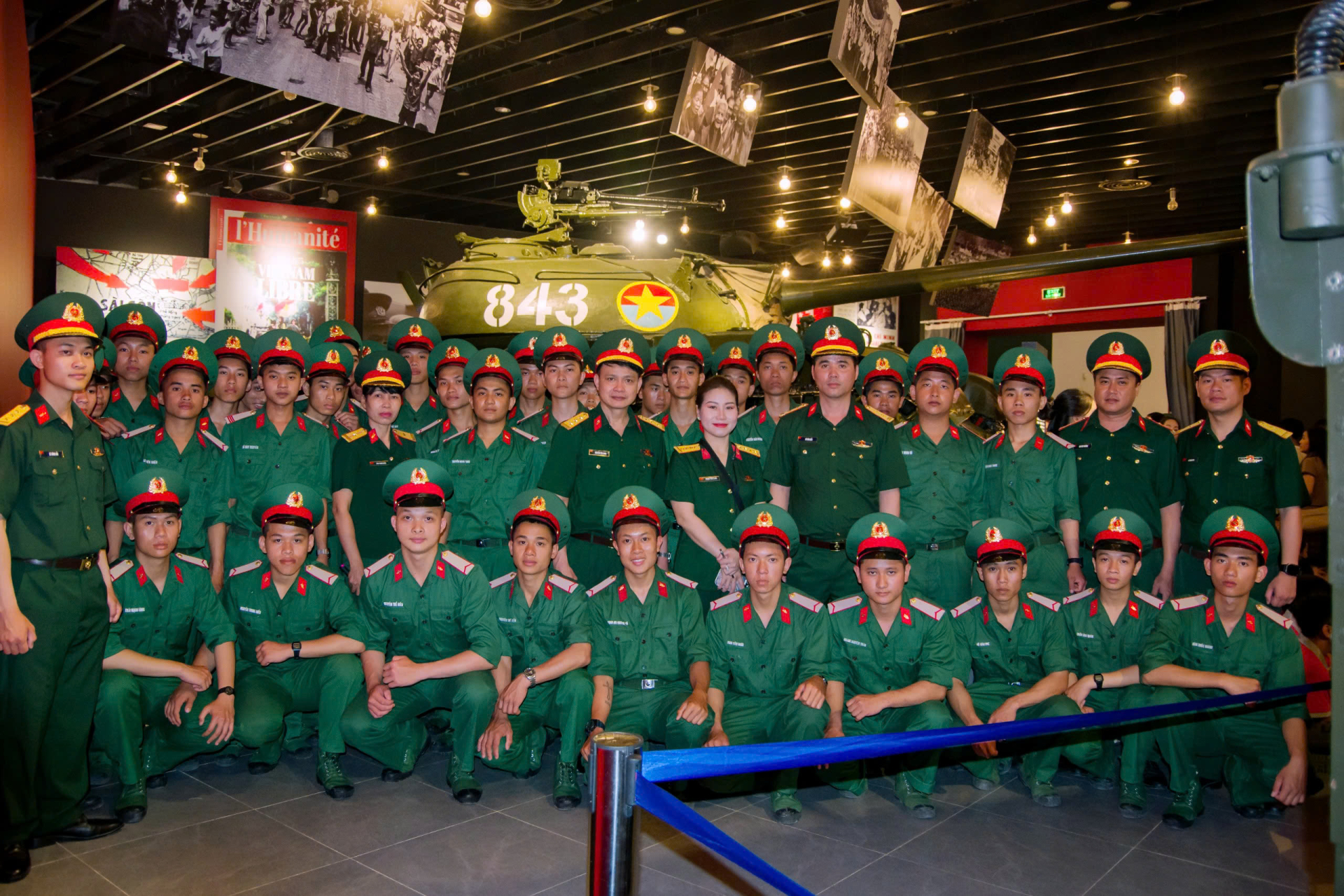 Trường Trung cấp Kỹ thuật Tăng thiết giáp tham quan, học tập truyền thống tại Bảo tàng Lịch sử Quân sự Việt Nam