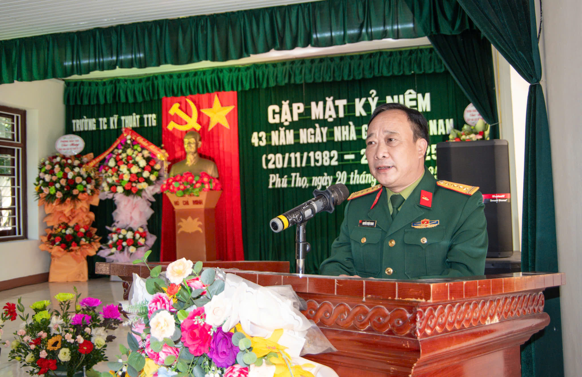 Trường Trung cấp Kỹ thuật Tăng thiết giáp tổ chức gặp mặt kỷ niệm 43 năm ngày Nhà giáo Việt Nam 