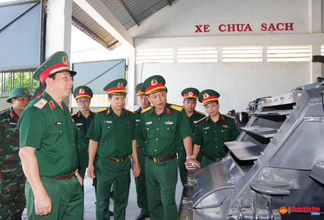 Bộ Tư lệnh Binh chủng Tăng Thiết giáp kiểm tra tại Bộ Chỉ huy Quân sự tỉnh Thừa Thiên Huế