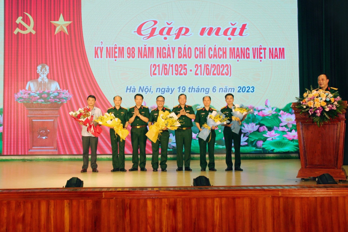 Binh chủng Tăng thiết giáp gặp mặt các cơ quan báo chí nhân dịp kỷ niệm 98 năm Ngày Báo chí Cách mạng Việt Nam
