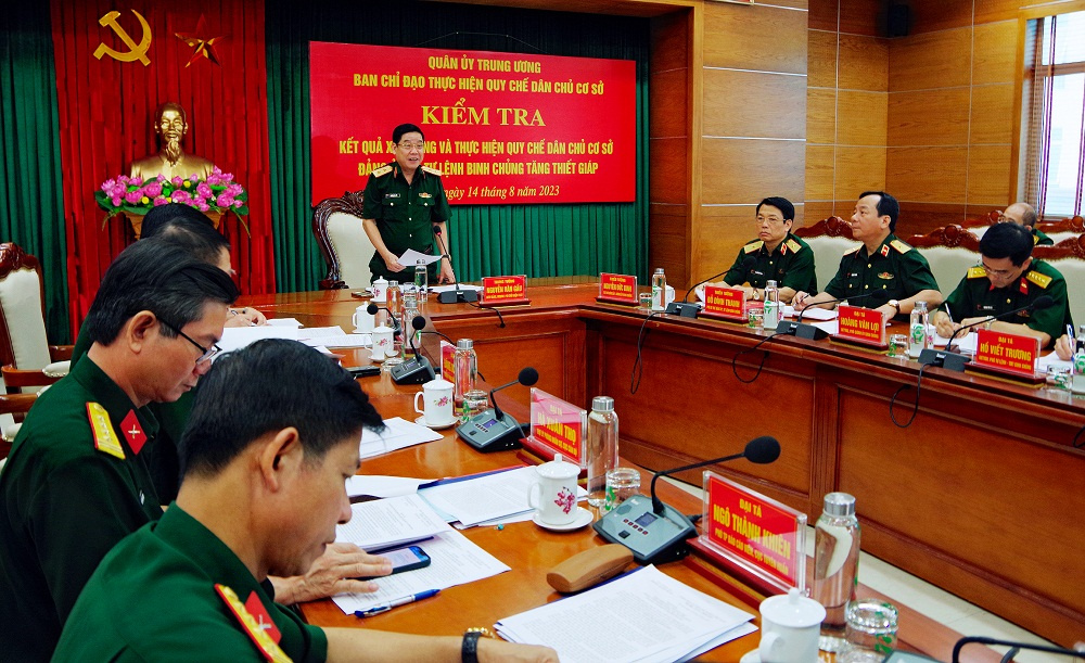 Trung tướng Nguyễn Văn Gấu kiểm tra, nắm tình hình thực hiện Quy chế dân chủ cơ sở ở Đảng ủy Binh chủng Tăng thiết giáp