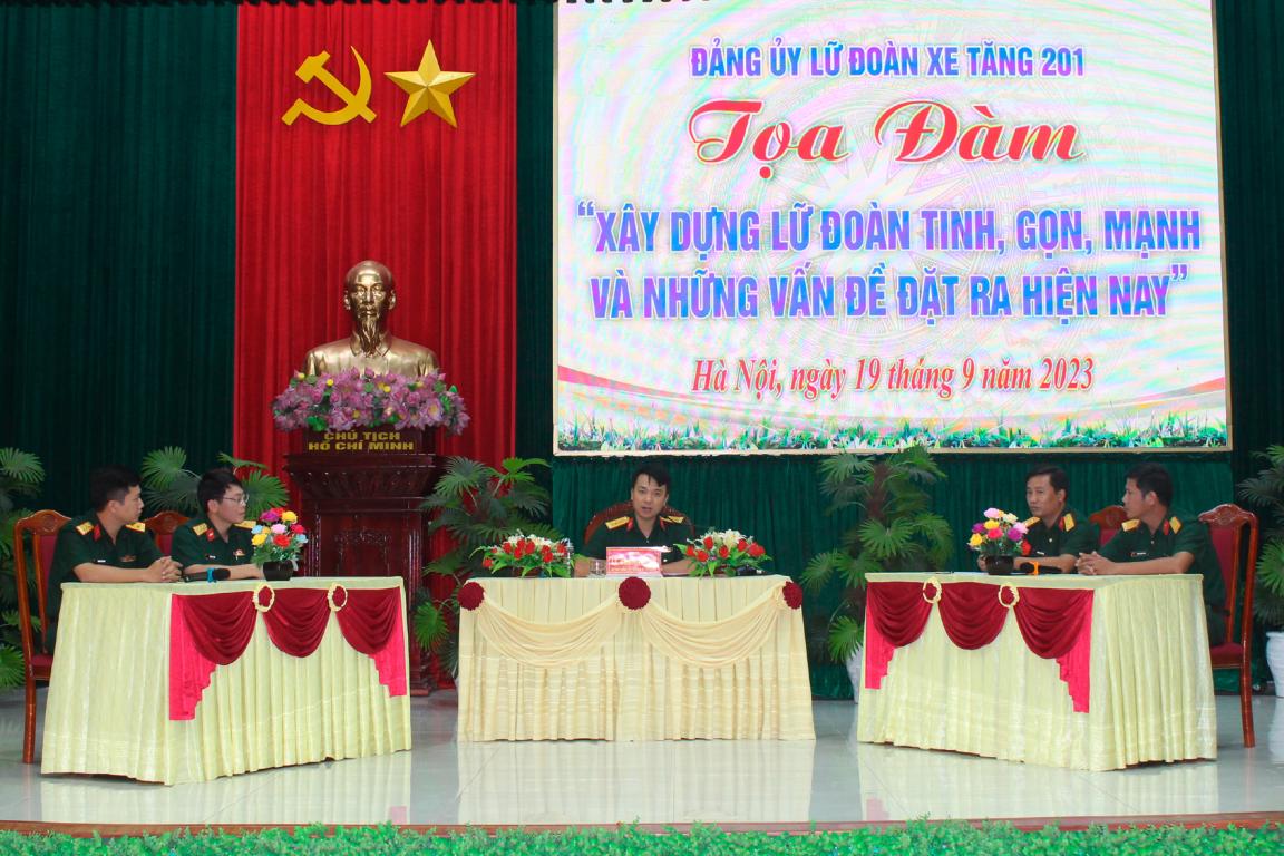 Lữ đoàn xe tăng 201 tổ chức Tọa đàm 