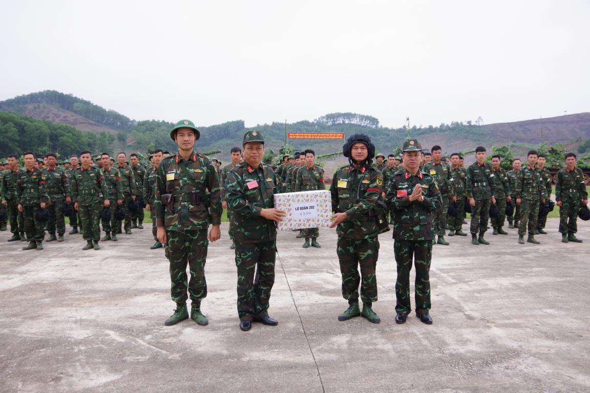 Từ ngày 08 đến 20/11/2023, Lữ đoàn 202, Binh Chủng Tăng thiết giáp đã tổ chức diễn tập chiến thuật vòng tổng hợp cấp tiểu đoàn có bắn đạn thật đại đội tăng và đối kháng năm 2023.