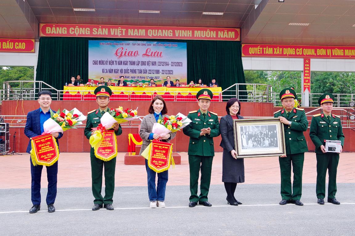 Binh chủng Tăng thiết giáp, Tạp chí Cộng sản, Đài Tiếng nói Việt Nam tổ  chức các hoạt động giao lưu VHVN, TDTT, tặng quà đối tượng chính sách nhân kỷ niệm79 năm ngày thành lập QĐND Việt Nam