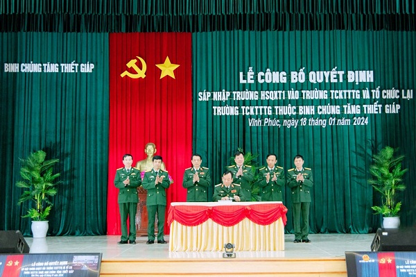 Công bố Quyết định sáp nhập Trường Hạ sĩ quan xe tăng 1 vào  Trường Trung cấp Kỹ thuật Tăng thiết giáp và tổ chức lại  Trường Trung cấp Kỹ thuật Tăng thiết giáp