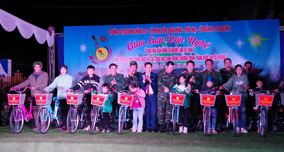 Công tác dân vận trong diễn tập vòng tổng hợp của học viên K45 Trường Sĩ quanTăng thiết giáp