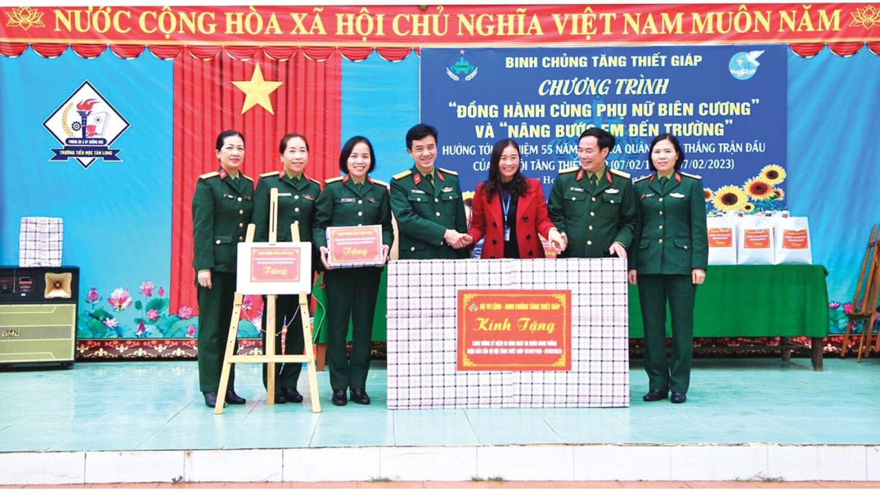 Chị Hoa thiết giáp