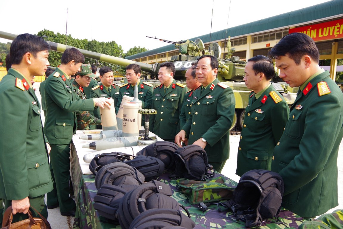 Lớp đào tạo dài hạn CH-TM chiến dịch, chiến lược khóa 12 Học viện Quốc phòng học tập, nghiên cứu thực tế tại Lữ đoàn xe tăng 201