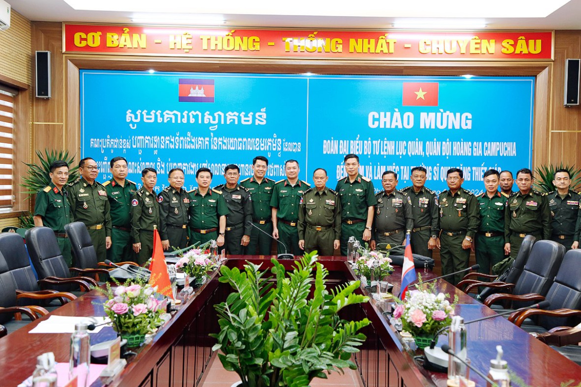 Phó tổng Tư lệnh Quân đội kiêm Tư lệnh Lục quân Hoàng gia Campuchia thăm Trường Sĩ quan Tăng thiết giáp