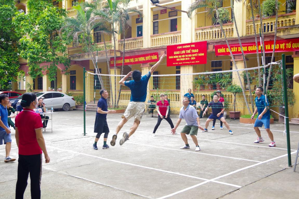 Cục Chính trị tổ chức giao lưu thể thao chào mừng Đại hội Thi đua quyết thắng