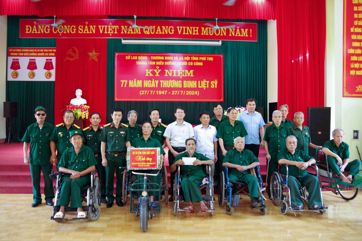 Thăm, tặng quà Trung tâm Điều dưỡng người có công tỉnh Phú Thọ