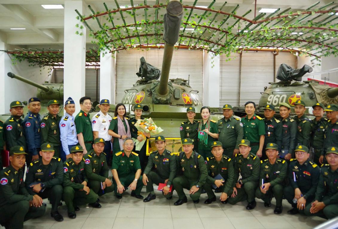Lớp tập huấn nghiệp vụ công tác lịch sử quân sự Cán bộ Quân đội Hoàng gia Campuchia tham quan, học tập tại Bảo tàng Lực lượng Tăng thiết giáp