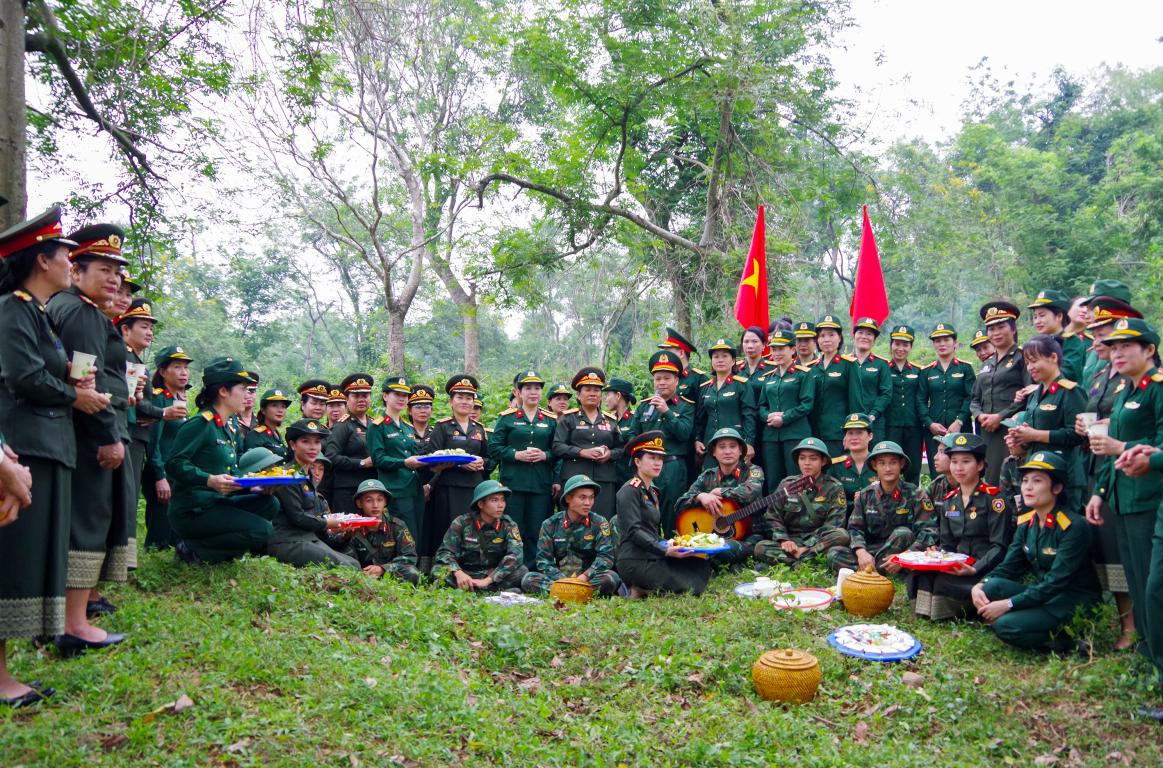 Đoàn cán bộ Phụ nữ Quân đội nhân dân Lào tham quan, giao lưu, trao đổi  kinh nghiệm nghiệp vụ công tác Phụ nữ tại Lữ đoàn xe tăng 201