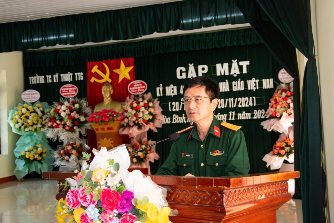 Trường Trung cấp Kỹ thuật Tăng thiết giáp tổ chức gặp mặt kỷ niệm 42 năm ngày Nhà giáo Việt Nam