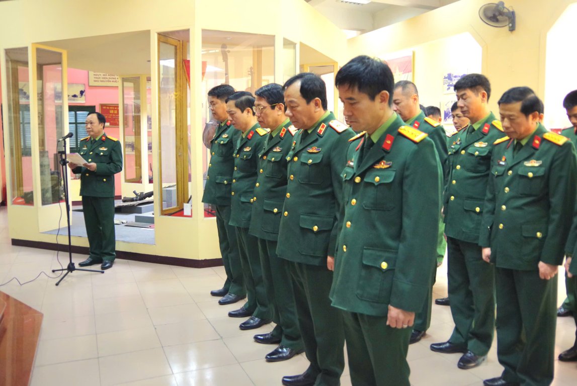 Dâng hương Ban thờ Bác Hồ và các Liệt sĩ  tại bảo tàng lực lượng Tăng thiết giáp Nhân dịp kỷ niệm 80 năm Ngày thành lập QĐND Việt Nam 35 năm ngày hội Quốc phòng toàn dân