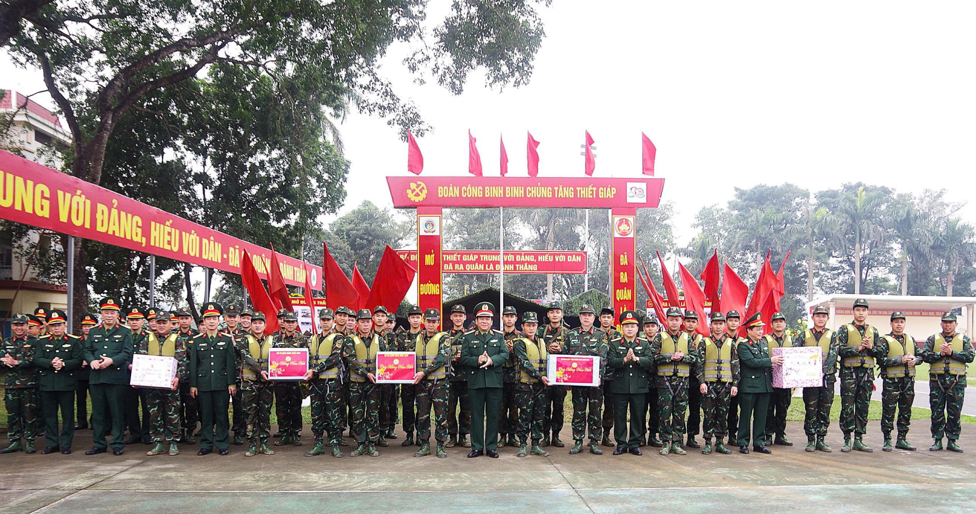 BINH CHỦNG TĂNG THIẾT GIÁP KIỂM TRA VÀ CHÚC TẾT ĐOÀN HỘI THAO CÔNG BINH TOÀN QUÂN NĂM 2026