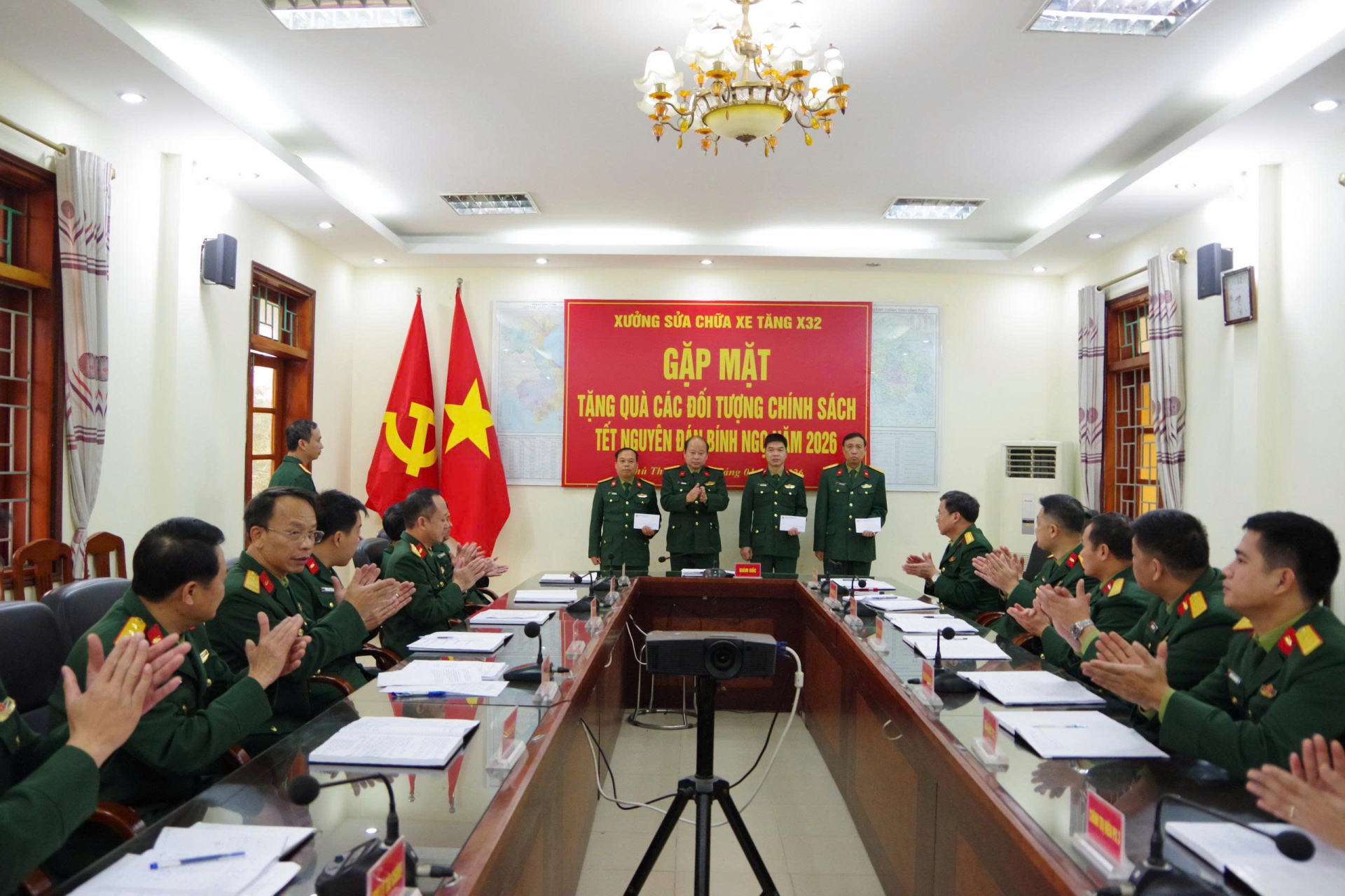 Xưởng sửa chữa xe tăng X32 thăm, chúc tết, tặng quà các đối tượng chính sách