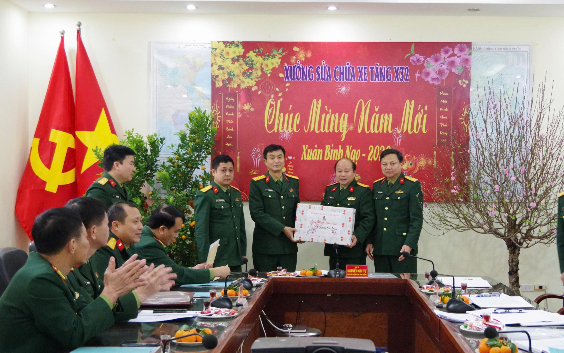 Thủ trưởng Cục Hậu cần-Kỹ thuật binh chủng  kiểm tra công tác sẵn sàng chiến đấu, chúc tết  tại xưởng sửa chữa xe tăng X32