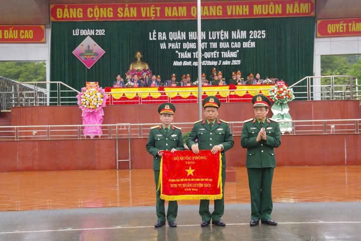Lữ đoàn TTG 202 tổ chức Lễ ra quân huấn luyện năm 2025 và phát động đợt thi đua cao điểm “Thần tốc - Quyết thắng” 