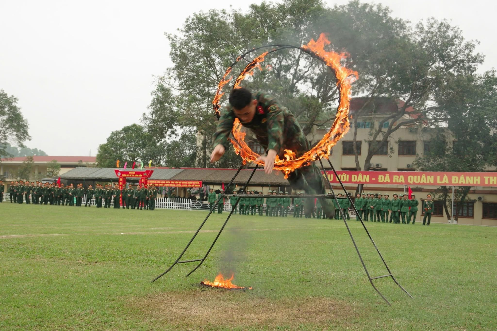 Lữ đoàn xe tăng 201 tổ chức Lễ ra quân huấn luyện năm 2025