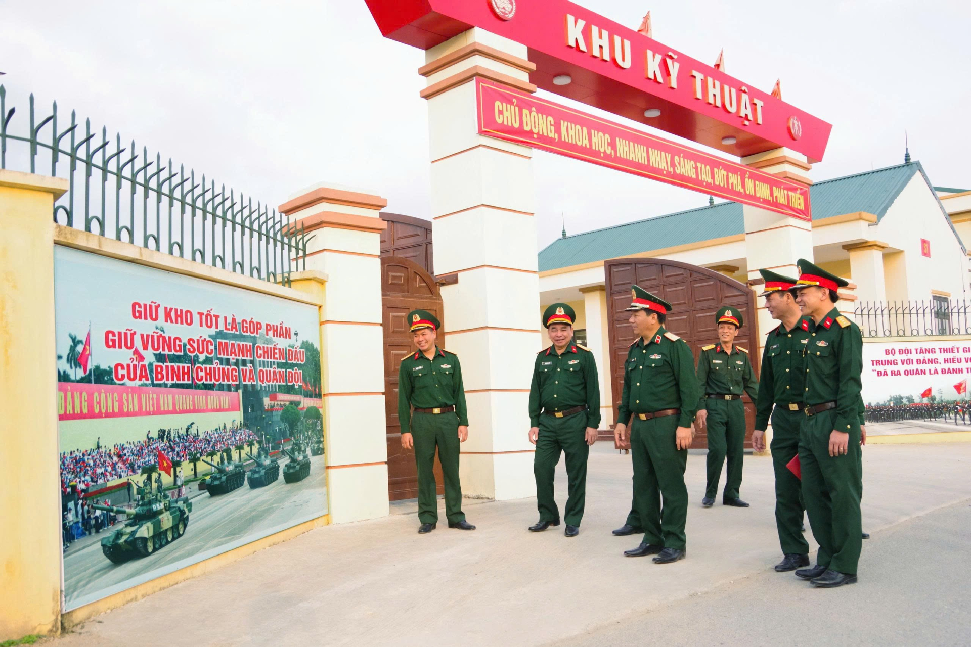 BINH CHỦNG KIỂM TRA KHU KỸ THUẬT MỚI TẠI KHO Y