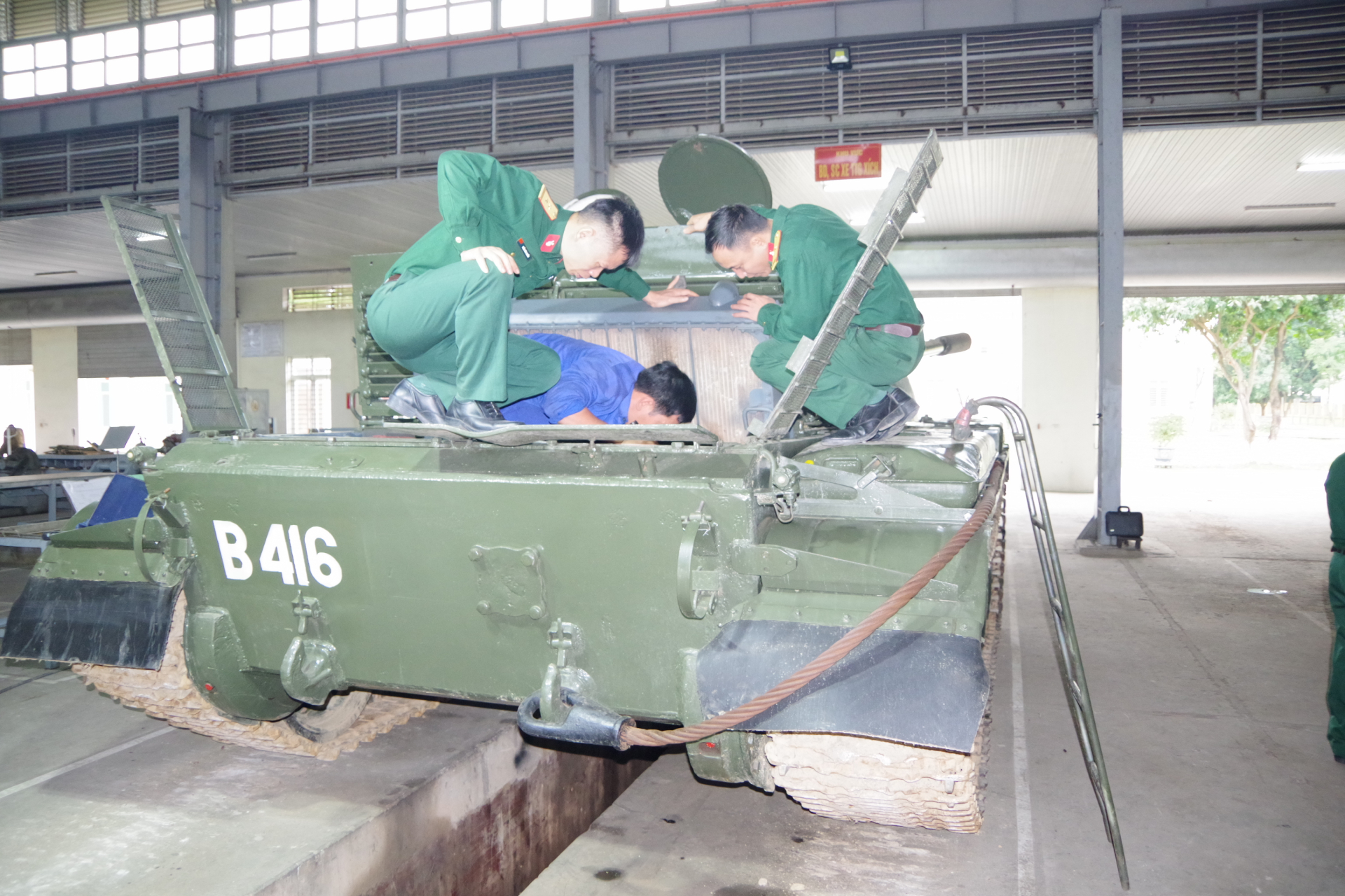 Cục Hậu cần - Kỹ thuật tổ chức nghiệm thu và bàn giao 02 xe T-59 sửa chữa tại Xưởng sửa chữa xe tăng x32