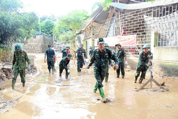 Lữ đoàn xe tăng 215 hỗ trợ nhân dân xã Tương Dương, tỉnh Nghệ An ổn định cuộc sống sau những trận lũ