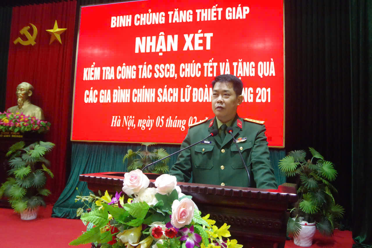 Binh chủng Tăng thiết giáp kiểm tra công tác SSCĐ, chúc tết và tặng quà các gia đình chính sách Lữ đoàn xe tăng 201