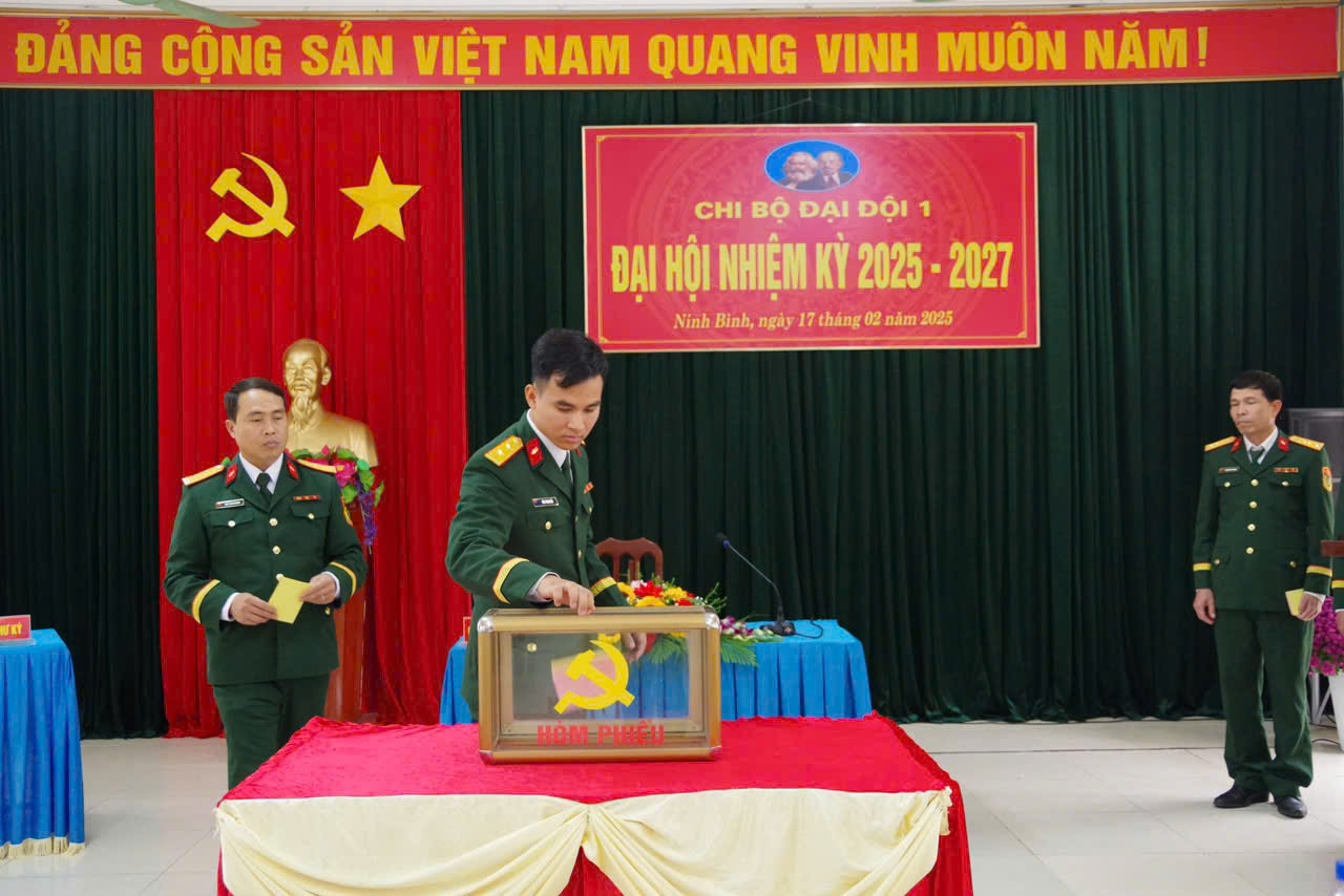 Đảng ủy Lữ đoàn TTG 202 tổ chức Đại hội chi bộ nhiệm kỳ 2025 - 2027 rút kinh nghiệm trong toàn Đảng bộ