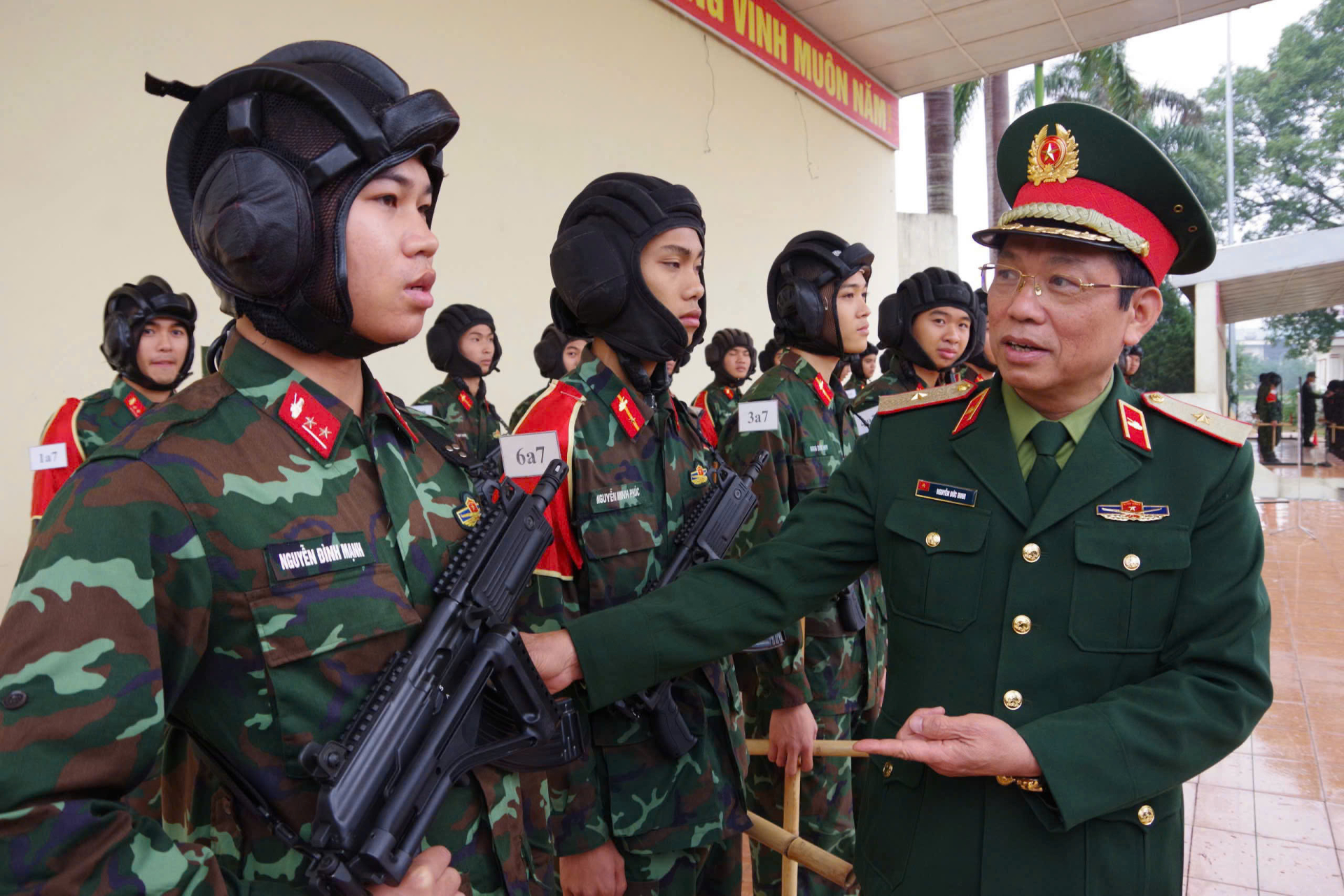 Thủ trưởng Bộ Tư lệnh thăm, kiểm tra Đại đội Chiến sĩ Tăng thiết giáp