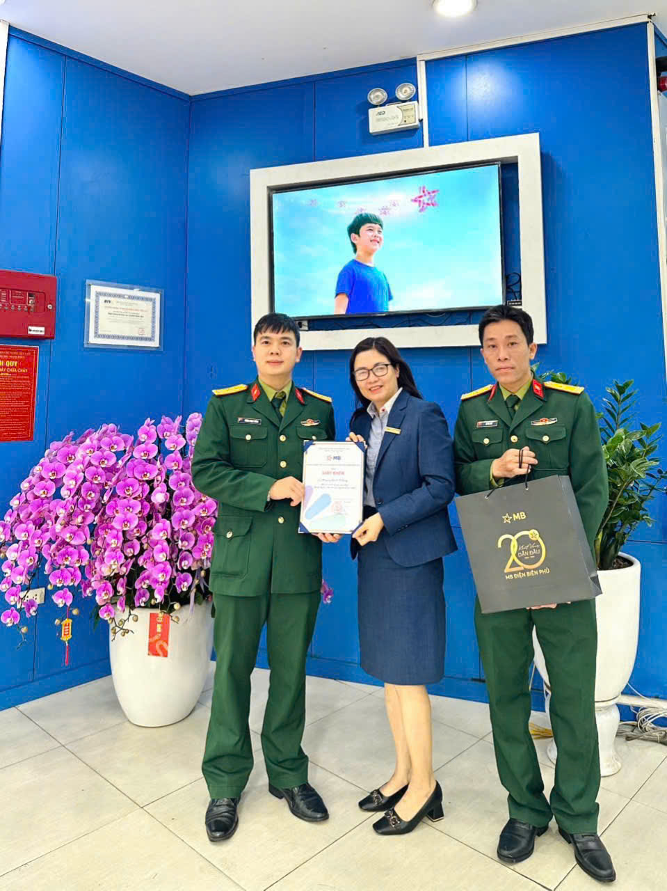 BỘ ĐỘI XE TĂNG NHẶT ĐƯỢC CỦA RƠI TRẢ LẠI NGƯỜI MẤT