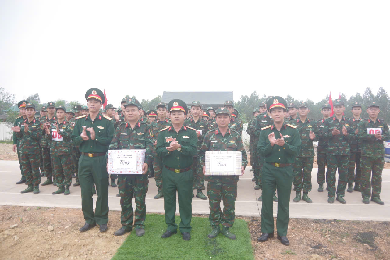 Kiểm tra công tác luyện tập Đội Hội thao Phòng cháy Chữa cháy tại Trung tâm Huấn luyện Tổng hợp Tăng thiết giáp