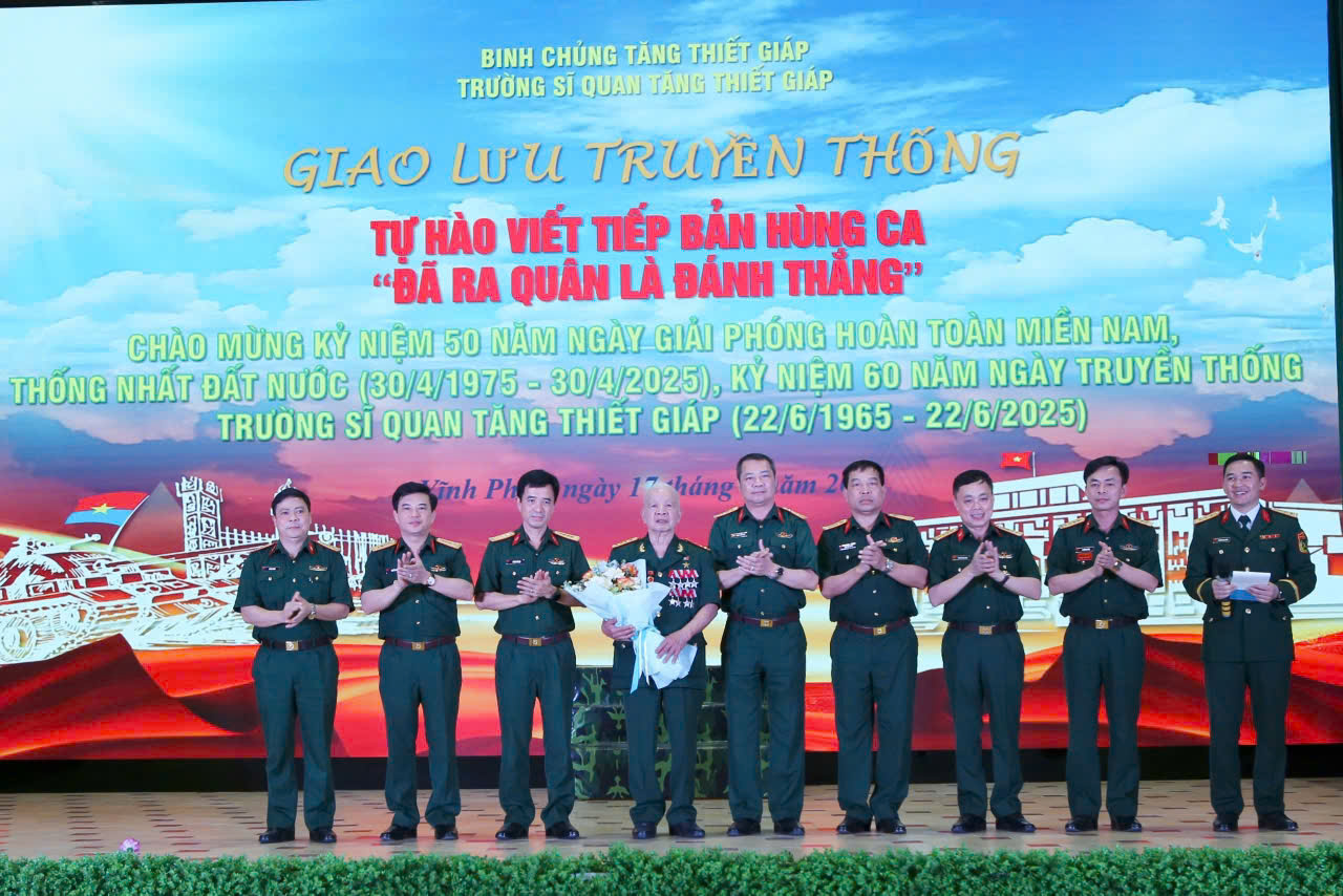 Trường Sĩ quan Tăng thiết giáp tổ chức giao lưu truyền thống  “Tự hào viết tiếp bản hùng ca Đã ra quân là đánh thắng”