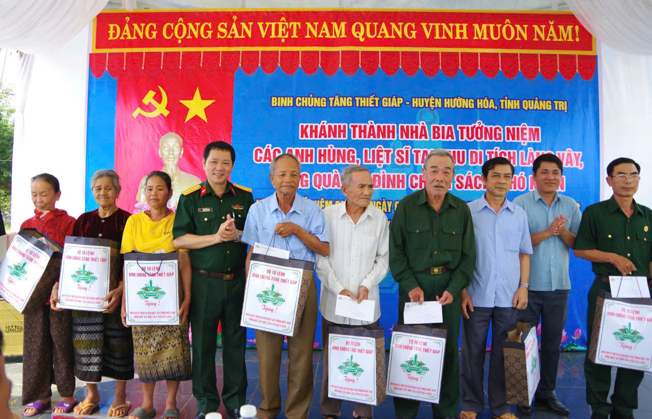 Khánh thành Nhà Bia tưởng niệm các Anh hùng, Liệt sĩ khu di tích Làng Vây, tặng quà đối tượng chính sách nhân dịp kỷ niệm 50 năm Ngày Giải phóng miền Nam, thống nhất đất nước ( 30/4/1975- 30/4/2025)