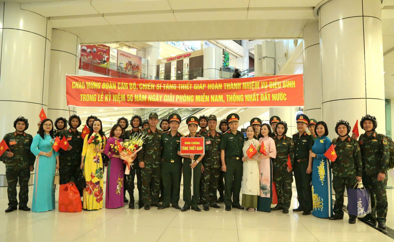 Tổ chức đón Đoàn cán bộ, chiến sĩ TTG hoàn thành nhiệm vụ diễu binh trong lễ kỷ niệm 50 năm ngày Giải phóng miền Nam, thống nhất đất nước