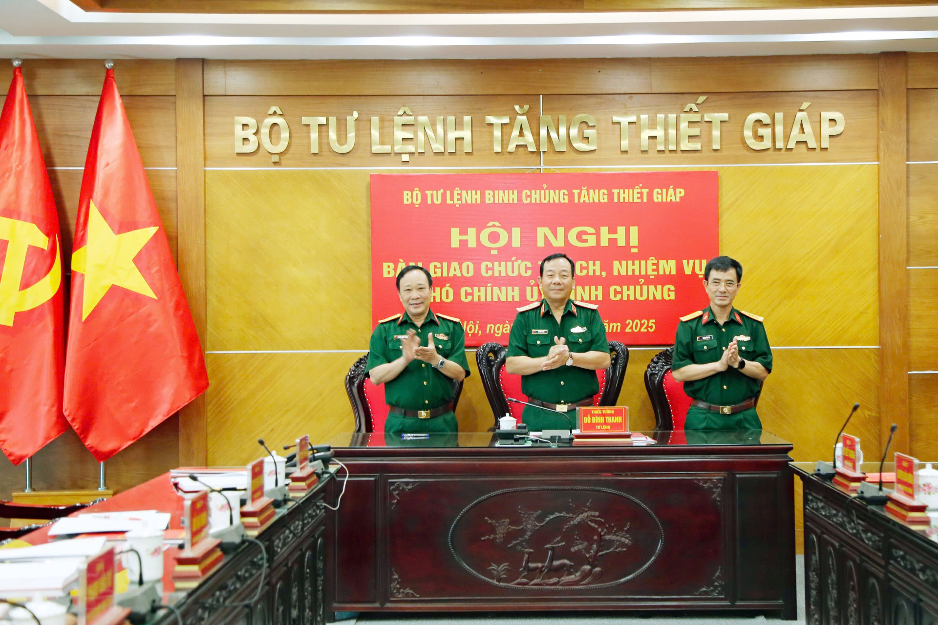 Bàn giao chức trách, nhiệm vụ Phó Chính ủy và Chủ nhiệm Chính trị  Binh chủng Tăng thiết giáp